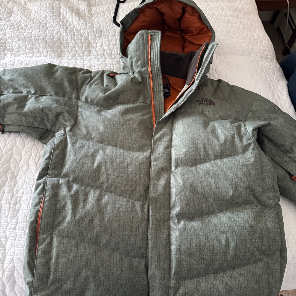 The North Face Green Puffer Jacket with Hood and Zipper Closure